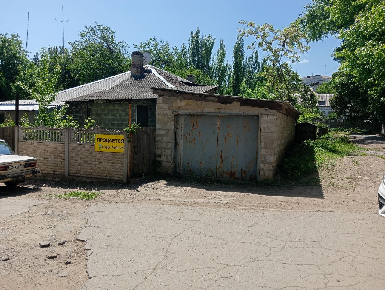! Продам 2-х комнатную квартиру с гаражом в доме на 4 хозяина в г. Краснодоне по ул. Ленина, (р-н Роддома), газифицирован, окна пластиковые, индивидуальное отопление, бойлер, инфракрасная сауна, состояние на фото. 2 200 000,00 руб. торг, тел. +7(959)102-72-31...