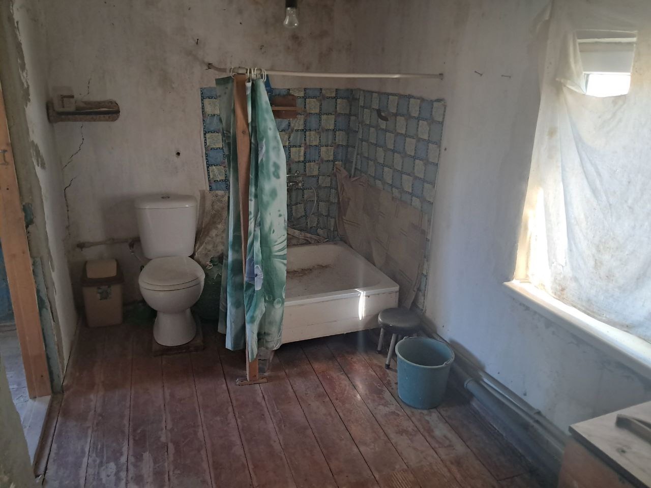 Продается жилой дом в городе Лутугино, расположенный по адресу: улица Папанина. Дом состоит из четырех комнат и имеет общую площадь 85 квадратных метров. На участке также находится сарай. Стены дома выполнены из камня и требуют косметического ремонта. Окна металлопласт. Все коммуникации подведены к дому: вод...