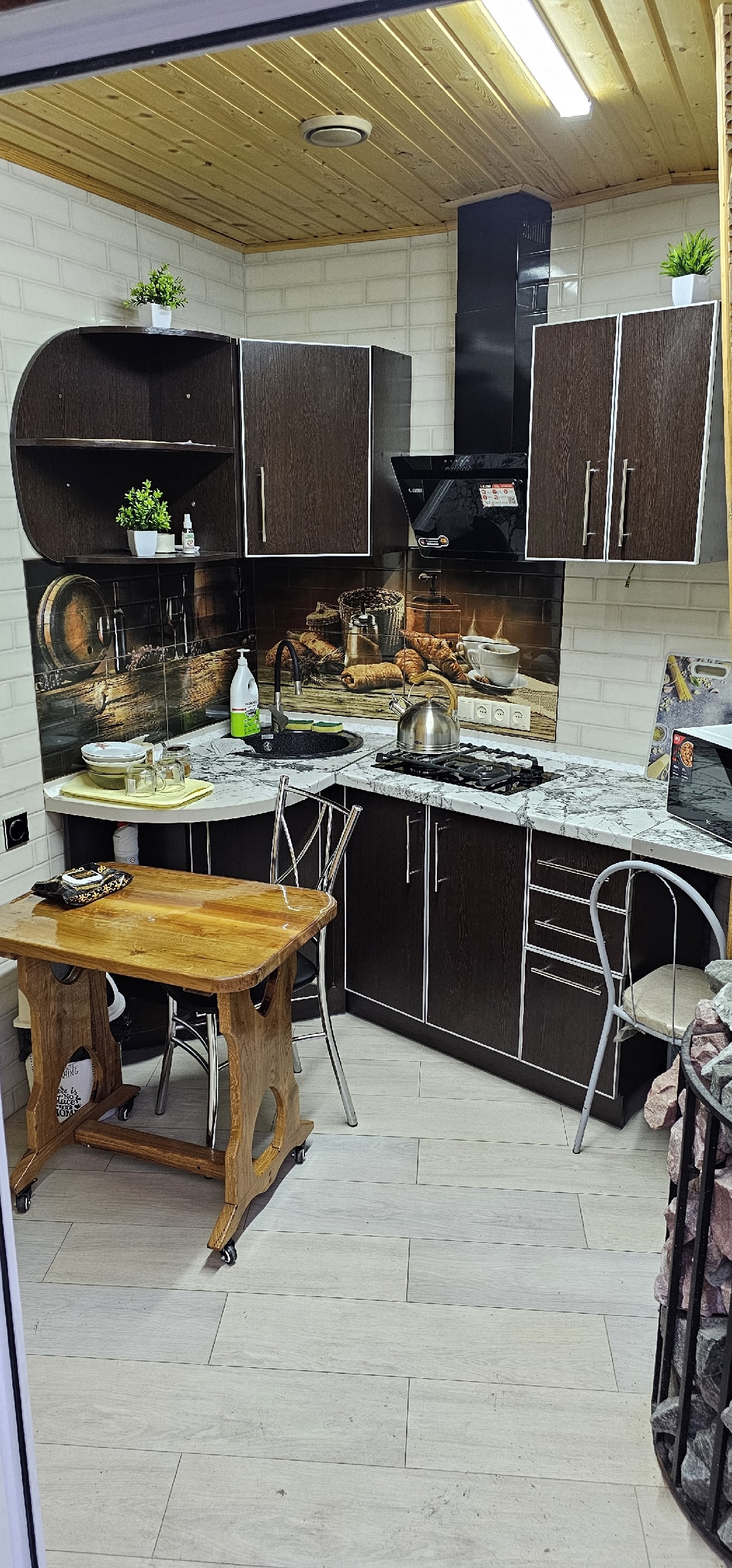 Сдаются комнаты в Станице Луганской посуточно и почасово, всё есть для комфортного времяпровождения. Размещение до 15человек. На территории есть Баня.Все вопросы по телефону +79591981824(телеграм)...