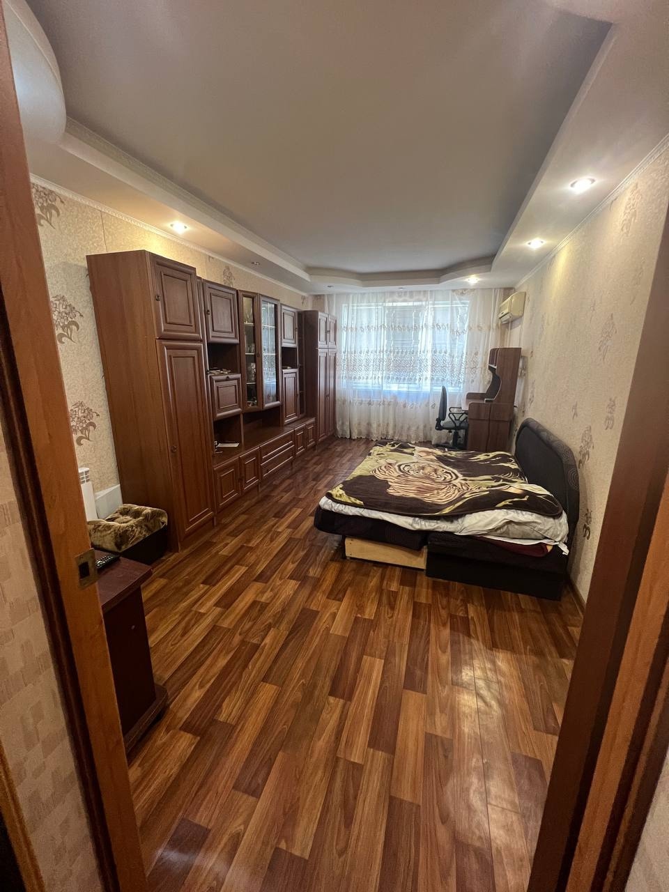 Продается 2- комнатная квартира 54 м2, 5 эт/5 этажного дома г. Красный Луч м- н 4, д.3. Жилая площадь 27,90 м2. Кухня 8,50м2. Индивидуальное отопление...